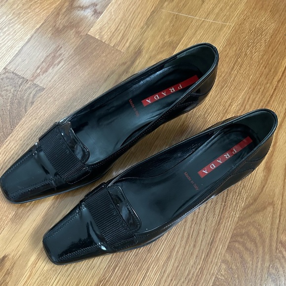 Prada Vintage  Women's Black Patent leather Pump Kitten Heels Size 37 - Picture 1 of 10